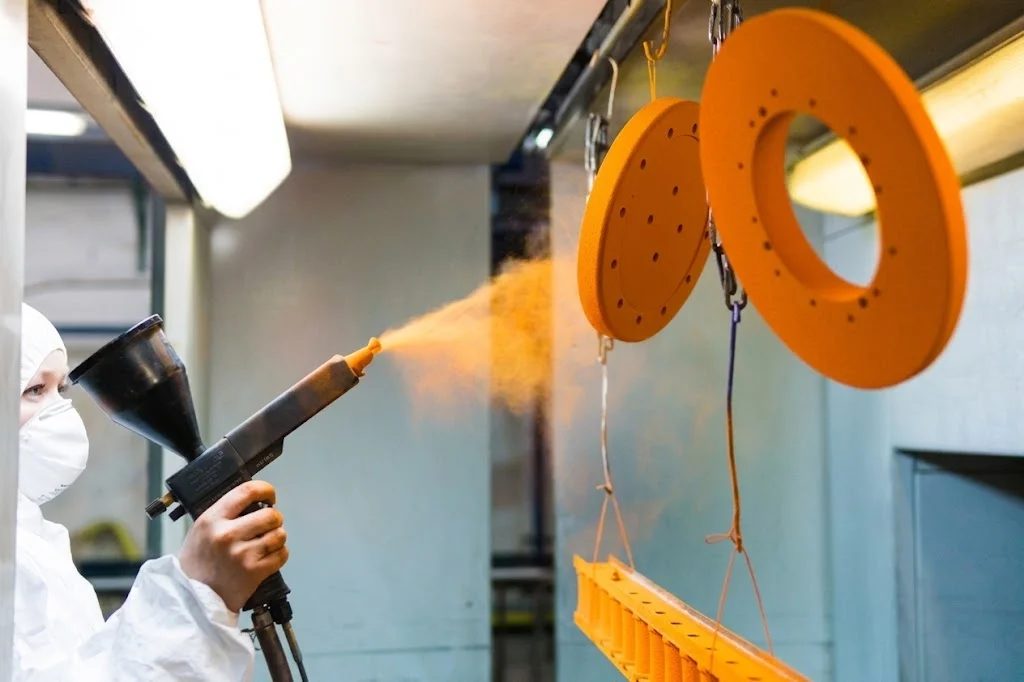 Electrostatic powder coating in the spray booth